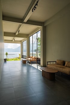 tribhuwana padma lake resort
