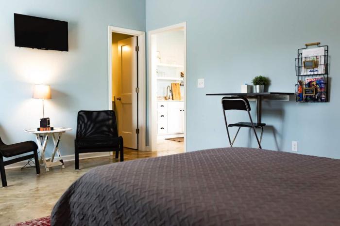 clean serene house studio easy on off i 40