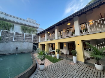 Baron's Antiquarian Villa,,2 star