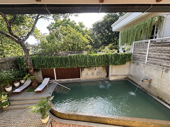 Baron's Antiquarian Villa,,2 star