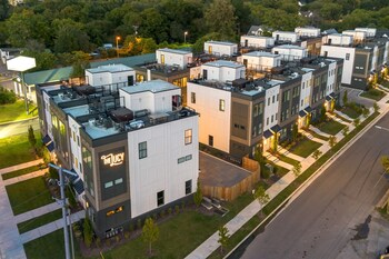 luxe 4br retreat with hot tub skyline deck