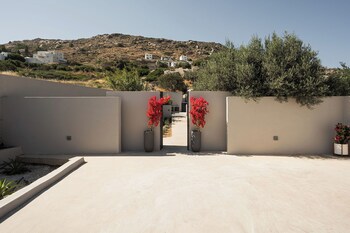 mitos ultimate escape villa