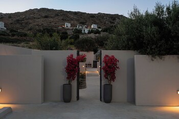 mitos ultimate escape villa