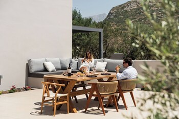 mitos ultimate escape villa