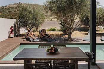 mitos ultimate escape villa