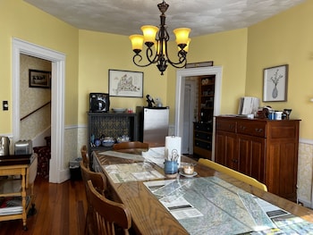Wheelers Inn,,2 star