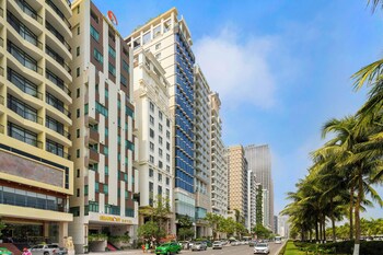 sea front apartment and spa da nang