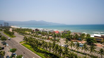 sea front apartment and spa da nang
