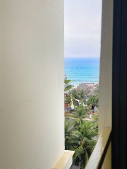 sea front apartment and spa da nang
