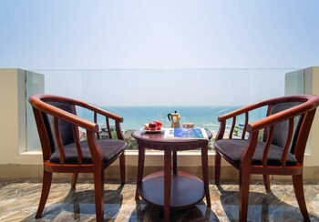 sea front apartment and spa da nang