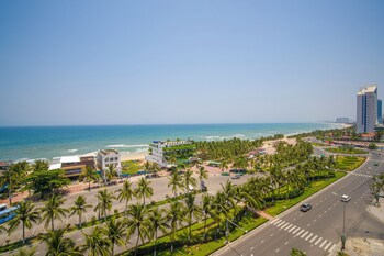 sea front apartment and spa da nang