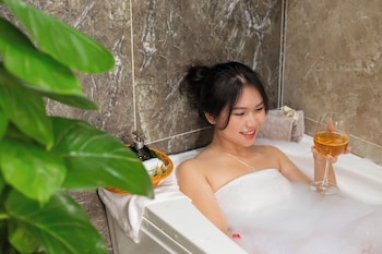sea front apartment and spa da nang
