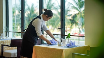 sea front apartment and spa da nang