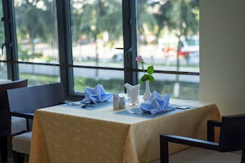 sea front apartment and spa da nang