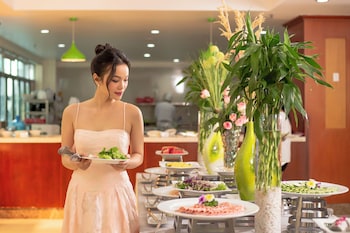 sea front apartment and spa da nang