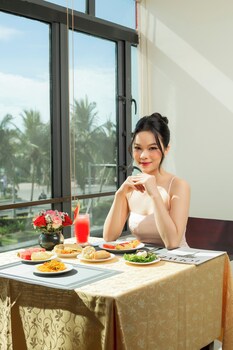 sea front apartment and spa da nang