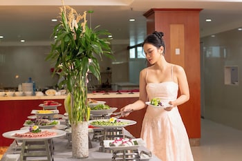 sea front apartment and spa da nang