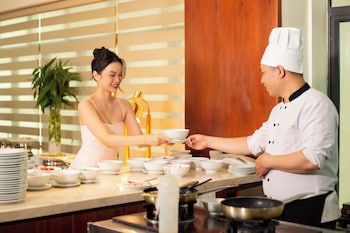 sea front apartment and spa da nang