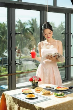 sea front apartment and spa da nang