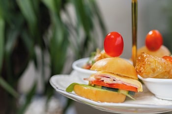 sea front apartment and spa da nang
