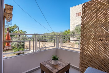 Agrius - Elegant Studio & Balcony In Batroun,,4 star