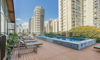 studios in a building with pool and gym in perdizes aby