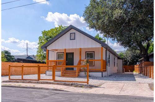 comfy and happy stays near riverwalk and downtown