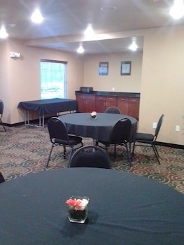 Cobblestone Hotel & Suites - Salem,Greenville>>French Lick,3 star