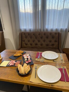 Hostal Mussols,,2 star