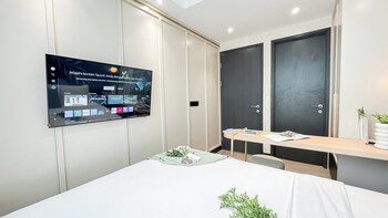 Stylish And Modern 2Br At Apartment Collins Boulevard,,3 star