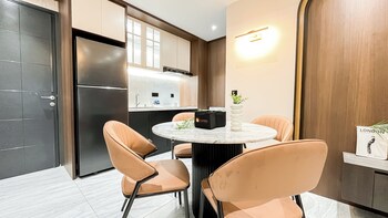 stylish and modern 2br at apartment collins boulevard