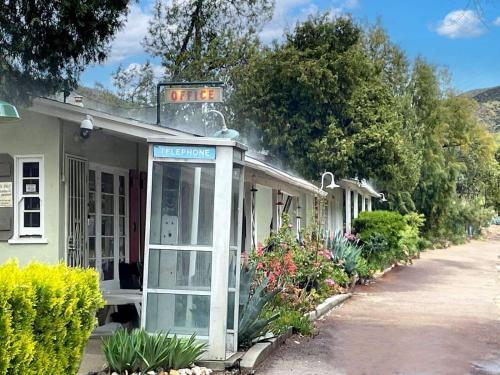 sierra pelona motel