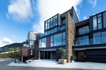 the alpine lakeview luxe retreat