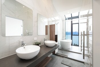 the alpine lakeview luxe retreat