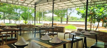 Sun&Roots Lodge Restaurant And Bar,,2 star
