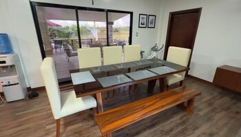 earls villa