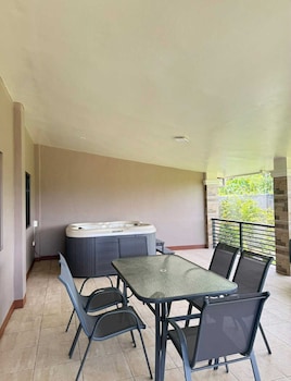 earls villa