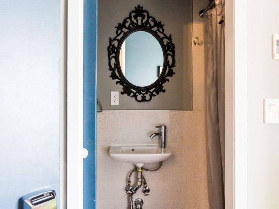 Q4 Hotel & Hostel,Long Island City>>Brooklyn,1 star