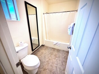 Crest Motel,,3 star