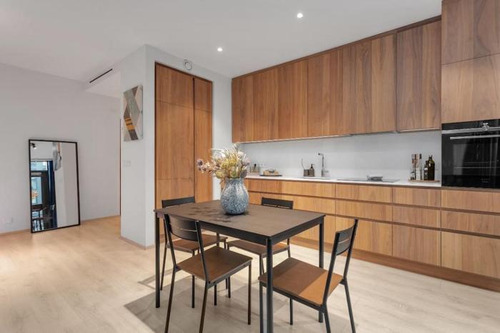 premium downtown queen apartment kartuli