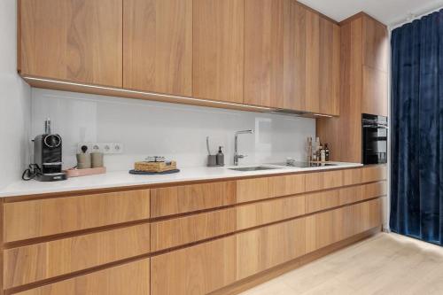 premium downtown queen apartment kartuli