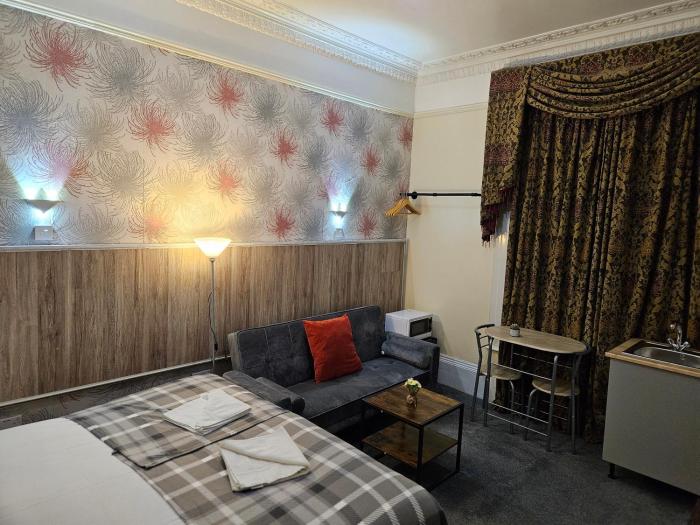 studio 24 free private parking