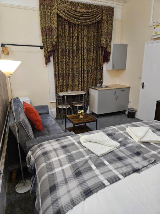 studio 24 free private parking