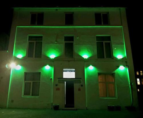 studio 24 free private parking