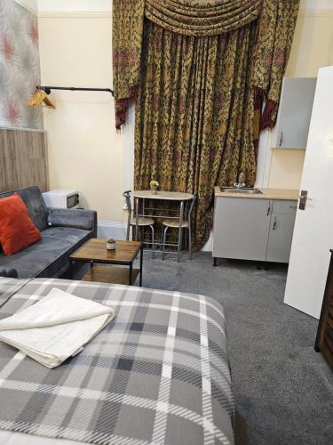 studio 24 free private parking
