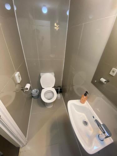 studio 24 free private parking