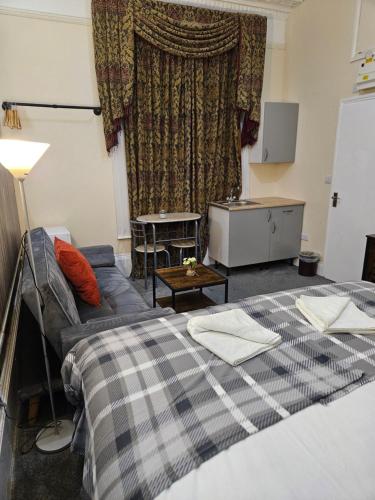 studio 24 free private parking