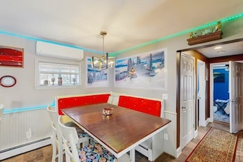Pine Tree Trail Lodge,129 Morrill St,3 star