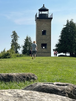 Peninsula Point Lodge,,2 star