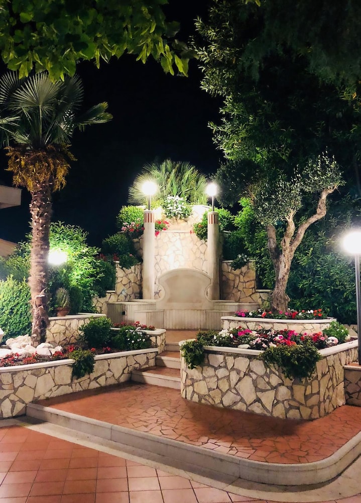 yellow park hotel